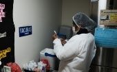 Una trabajadora de la salud prepara una dosis de una vacuna contra la Covid-19, en un centro de salud en La Paz, Bolivia.