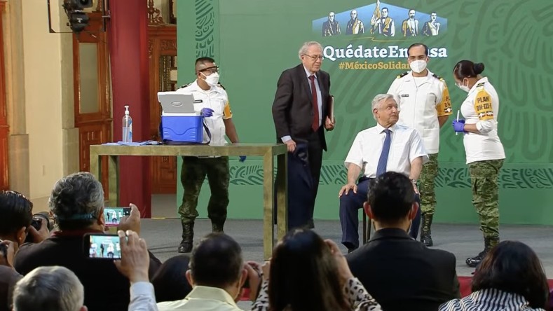El presidente mexicano, quien superó la Covid-19 cuando contrajo la enfermedad, recibió la primera dosis en un acto realizado en Palacio Nacional.