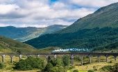 El viaje de cerca de dos horas entre Fort William y Mallaig atraviesa la zona occidental de las llamadas Tierras Altas de Escocia.