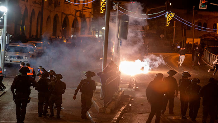 Los manifestantes judios arrojaron botellas de vidrio, piedras y bombas incendiarias hacia los agentes de Policía.