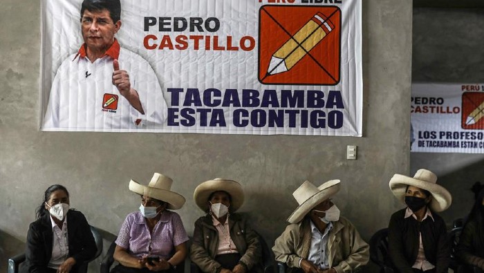 Pedro Castillo supera a Keiko Fujimori en 20 puntos porcentuales de intención de voto, según encuesta del Instituto de Estudios Peruanos.