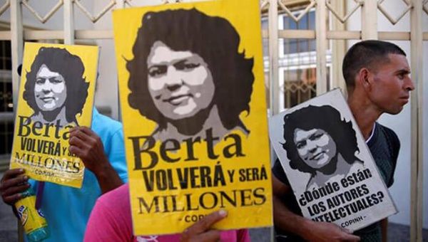 La ecologista Berta Cáceres también fue atacada por varios hombres quienes terminaron con su vida. 