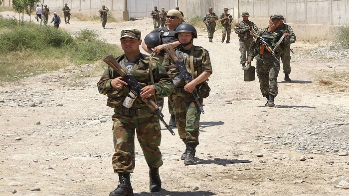 Tras los recientes choques, se incrementó la presencia militar y la tensión en la frontera entre Kirguistán y Tayikistán.