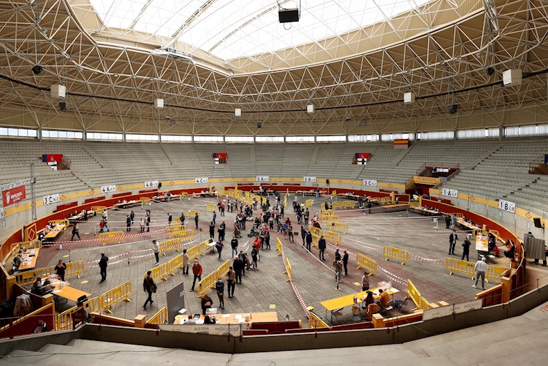 Hasta las arenas de los toros en Madrid han servido de escenario para los comicios de este martes, que sitúan como ganador a la presidenta Ayuso.