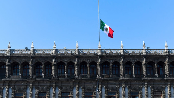 La bandera nacional mexicana será izada a media hasta durante los días de luto.
