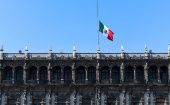 La bandera nacional mexicana será izada a media hasta durante los días de luto.
