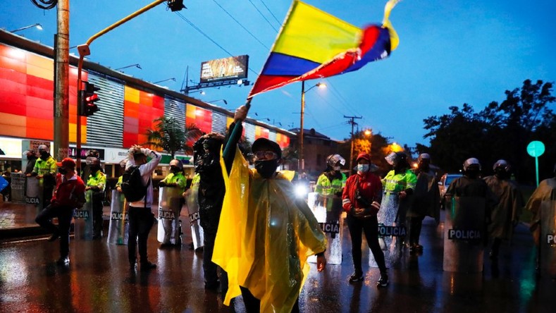 La violencia con la cual ha sido reprimida la protesta social en Colombia en los últimos días, fue denunciada en la Audiencia Pública en el Senado.