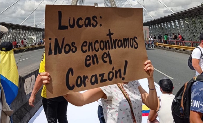 Cientos de personas han expresado su solidaridad con Lucas Villa en el viaducto donde ocurrieron los hechos violentos en su contra.