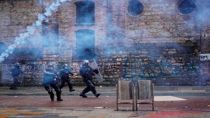 Funcionarios del Esmad lanzan gases contra manifestantes en la capital colombiana.