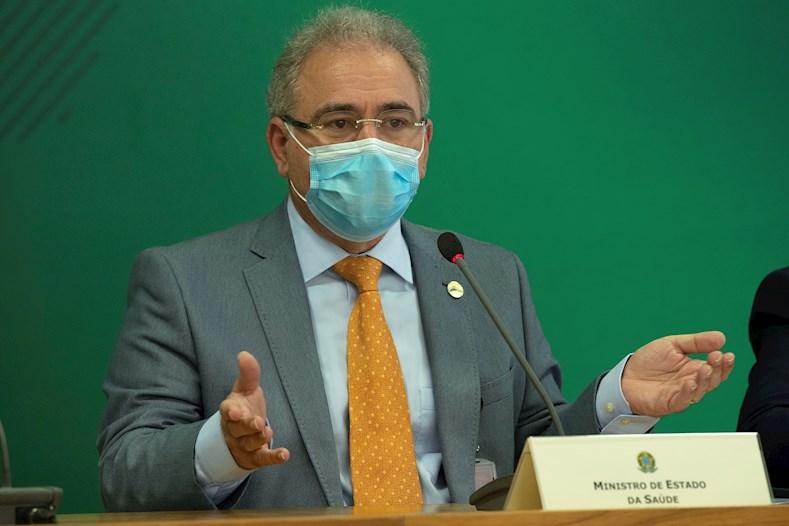 El actual ministro de Salud, Marcelo Queiroga, defendió ante la CPI una postura distinta a la de Bolsonaro, pero evitó irle de frente al exmilitar.