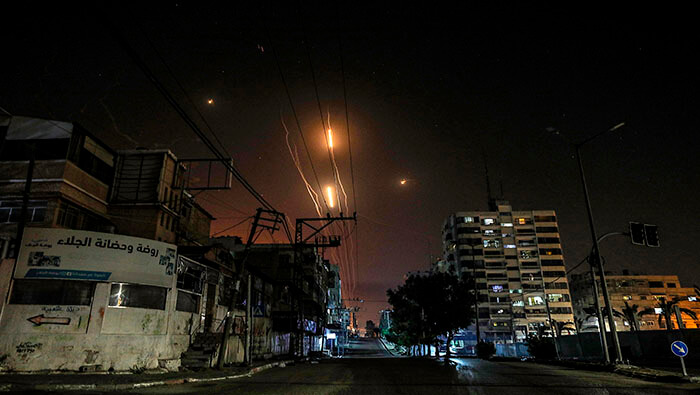 El bombardeo desde Gaza se produjo después de que un edificio de 13 pisos fuera atacado por un ataque aéreo israelí.
