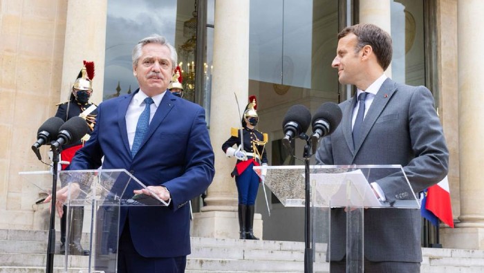 Fernández y Macrón realizaron una declaración conjunta en las escalinatas del Palacio del Eliseo este miércoles