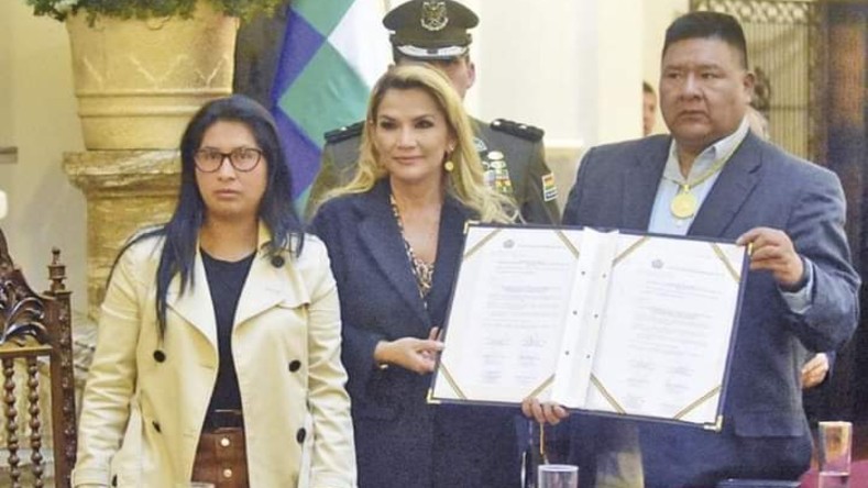 La Fiscalía investiga la legalidad de la cadena de hechos que derivaron en la autoproclamación de Jeanine Añez como presidenta en 2019.