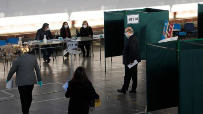 Abren las primeras mesas electorales en Chile