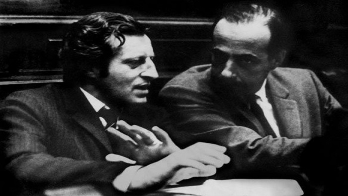 Zelmar Michelini y Héctor Gutiérrez Ruiz durante una sesión del Parlamento de Uruguay.