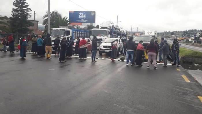El bloqueo se ha llevado a cabo con la colocación de obstáculos en la vía pública, así como grupos de personas quienes detienen el tráfico vehicular.