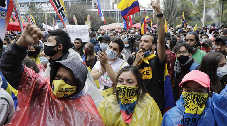 Con lluvia, cientos de colombianos acudieron a la convocatoria para exigir nuevamente al presidente Duque enfrentar la situación en la que vive el país, no con violencia sino mediante el diálogo.