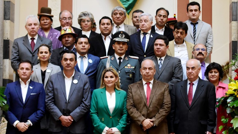 El Ggobierno de facto de Bolivia (2019-2020) tiene pendientes varios casos de corrupción entre algunos de sus personeros, incluyendo la gobernante de facto, Jeanine Áñez.