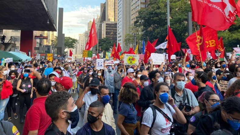 Las manifestaciones contra Bolsonaro se vivieron este sábado en Brasil cuando decenas de miles de personas salieron a las calles convocadas para denunciar la gestión de la pandemia.
