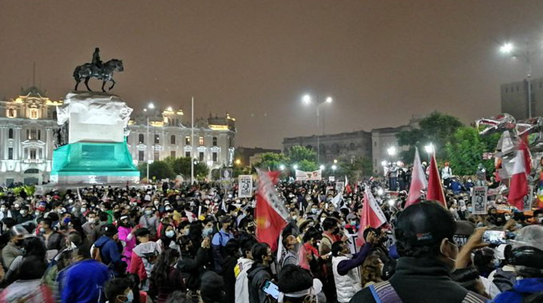 En la plaza San Martín de Lima acudieron miles de personas con pancartas y banderas, gritando consignas para condenar la corrupción en el país y rechazar que Fujimori se postule a la Presidencia de la nación.