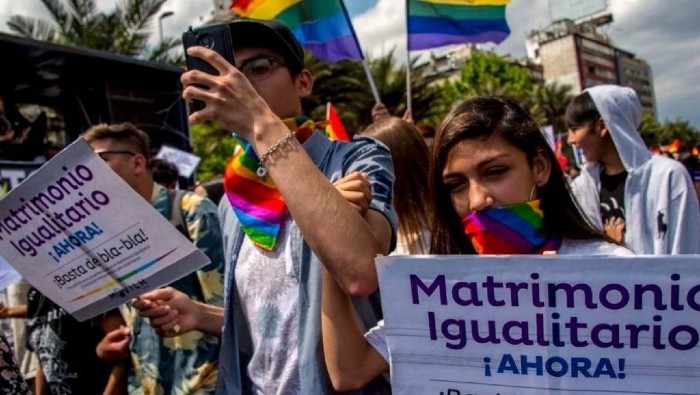 Tras el anuncio de Piñera, los colectivos LGBTIQ reaccionaron exigiendo que e avance con urgencia en ese proyecto de ley y que las palabras no se las lleve el viento