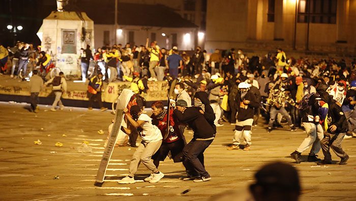 Manifestantes se enfrenta con el Esmad en la céntrica Plaza de Bolívar en Bogotá.