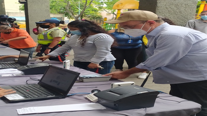 El presidente del CNE visita un centro de inscripción de votantes en la capital venezolana.