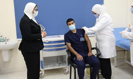 El proceso de vacunación en Egipto se inició con el personal de salud.