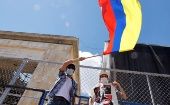 Manifestantes ondean una bandera de Colombia, país en el que el Paro Nacional se extiende por 48 días.