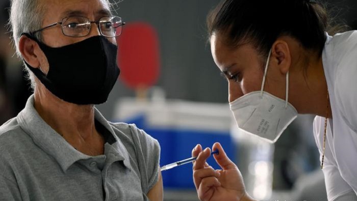 De acuerdo con la Secretaría de Salud de México, el 57 por ciento de los adultos vacunados cuenta con el esquema completo de protección.
