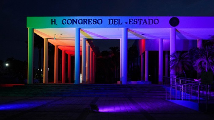El Congreso del estado de Sinaloa iluminó su cede con los colores de la bandera LGBTI+ en celebración de la reforma.