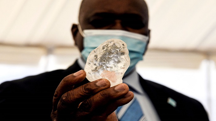 La piedra fue mostrada este miércoles por el presidente del país Mokgweetsi Masisi en Gaborone, capital.