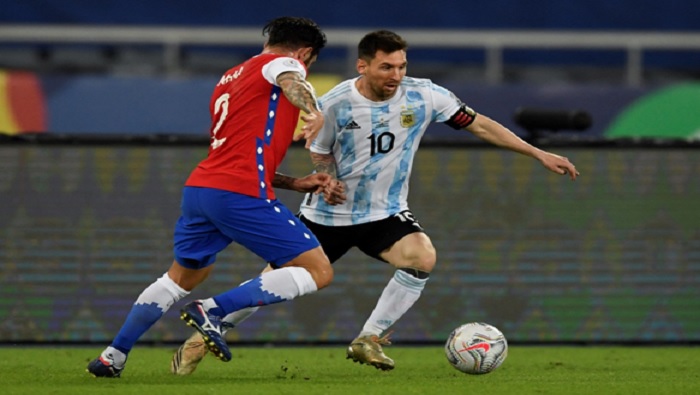 El argentino Lionel Messi (10) liderará el ataque de su selección frente a Uruguay.