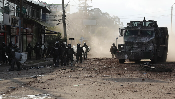 Agentes del Esmad atacan a manifestantes en la ciudad colombiana de Cali.