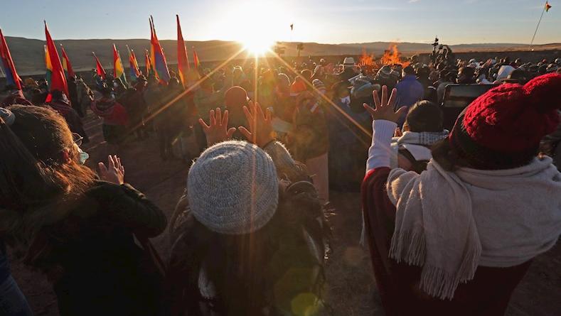 Las comunidades originarias reunidas en distintas zonas del país, reciben los primeros rayos del sol con las palmas en alto para celebrar la llegada del Año Nuevo Andino número 5529.