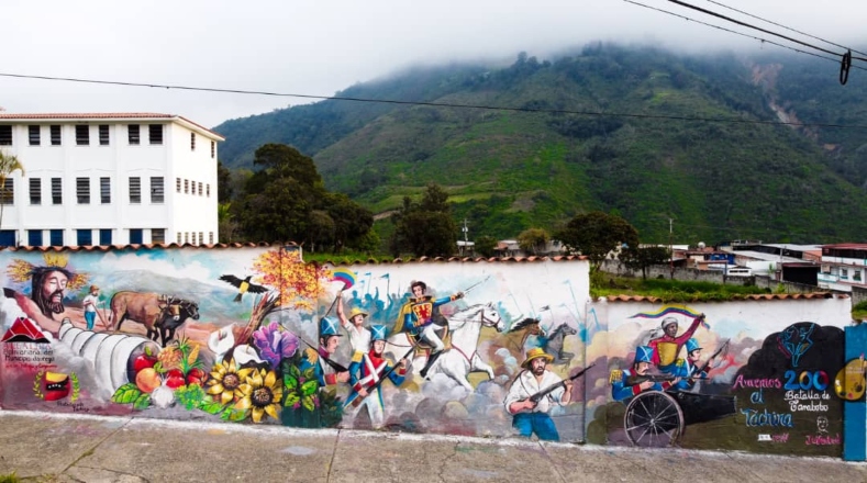 Este mural, ubicado en el municipio Jáuregui del estado Táchira, obtuvo el segundo lugar nacional del concurso Murales del Bicentenario, destacando la valentía de quienes pelearon para derrotar al imperio español.