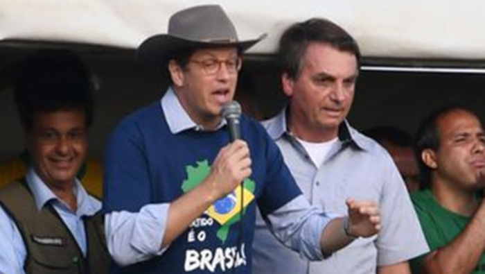 Renuncia ministro de Bolsonaro investigado por liberar madera robada de Amazonía