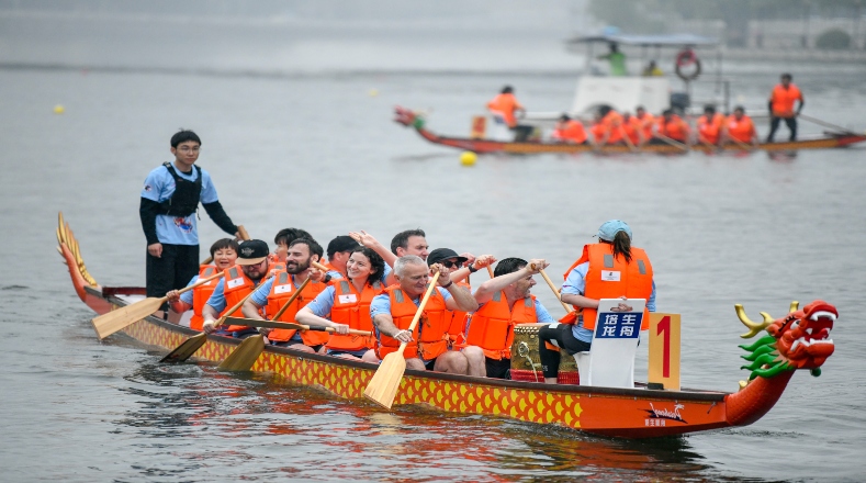 Las regatas que simbolizan el rescate del poeta chino, son muy populares en regiones del sur del país, al tiempo que en otras regiones se come el zongzi.