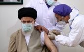 El líder supremo iraní esperó a que le correspondiera a su grupo etario y el visto bueno de un fármaco doméstico.