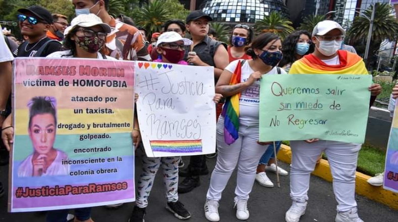En Ciudad de México, capital mexicana, manifestantes sostuvieron carteles para exigir justicia ante la violencia que vive la comunidad trans.