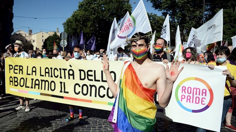En Roma, Italia, los miembros de la comunidad LGBTQ+, junto a los movimientos sociales que apoyan el colectivo, pidieron la abolición de los proyectos de ley que afectan sus derechos como seres humanos.