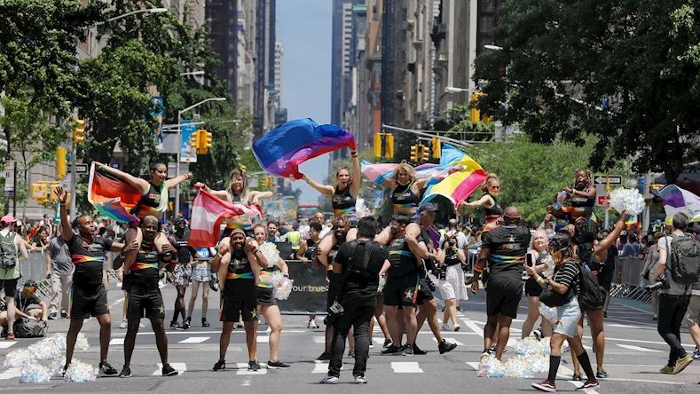 En Nueva York, EE.UU., la marcha del orgullo gay de este año se realizó bajo el lema "Las luchas continúan", enfocada en los reclamos sociales contra la violencia policial, la legislación estatal antiLGBT y las dificultades económicas que se viven en el país-