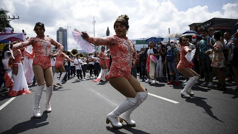 En El Salvador celebraron el día del orgullo rompiendo paradigmas, al presentarse en la movilización un "escuadrón de cachiporrras" como son llamadas en el país centroamericano, conformado por trompetistas y porristas trans.