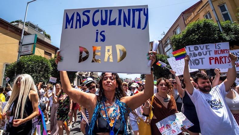 En la segunda celebración que se realiza en Macedonia del Norte sobre el orgullo gay, desde su capital Skopje, aseguraron que los tiempos de masculinidad han muerto.