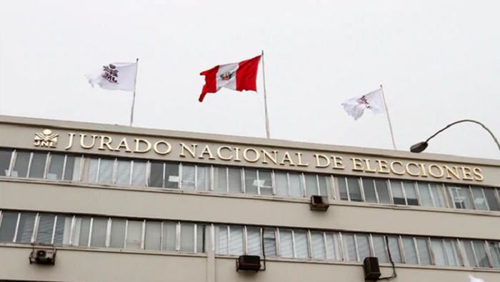 Por su parte, organizaciones sociales continúan concentradas en Lima exigiendo la proclamación de Pedro Castillo como nuevo presidente de la nación.