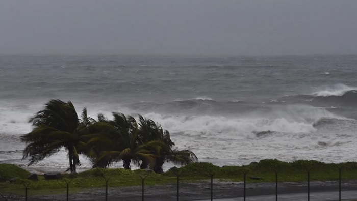 Las lluvias y los fuertes vientos en las Antillas Menores persistirán hasta la noche de este sábado.