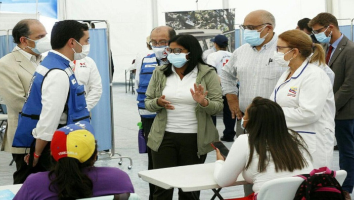 La vicepresidenta Delcy Rodríguez subrayó que a pesar de la escasez y del bloqueo, se ha podido garantizar la vacuna al pueblo.