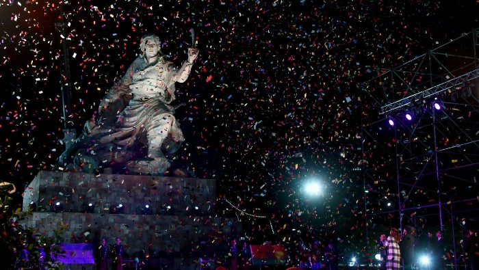 En 2015, los entonces presidentes de Argentina y Bolivia, Cristina Fernández y Evo Morales, en forma respectiva, inauguraron la estatua a la generala Juana Azurduy.