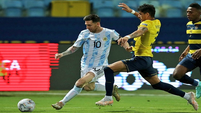 El astro del fútbol argentino, Messi, está a un gol de igualar el récord del brasileño Pelé, quien tiene 77 tantos.