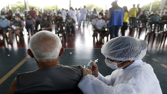 Brasil registra una tasa de contagios de 9.051 personas infectadas por cada 100.000 habitantes.